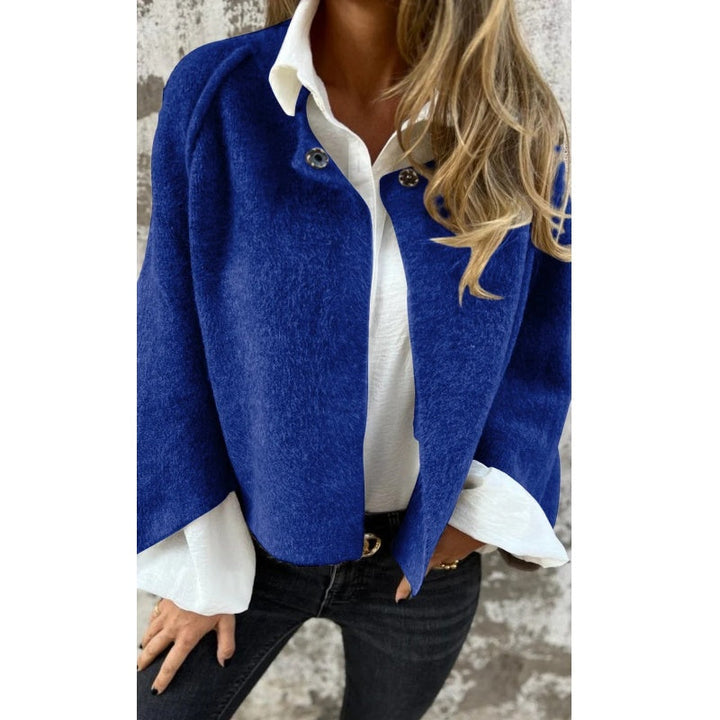 Manteau court chic femme, coupe moderne, détails boutons-pression. Parfait pour une allure élégante hiver-automne.