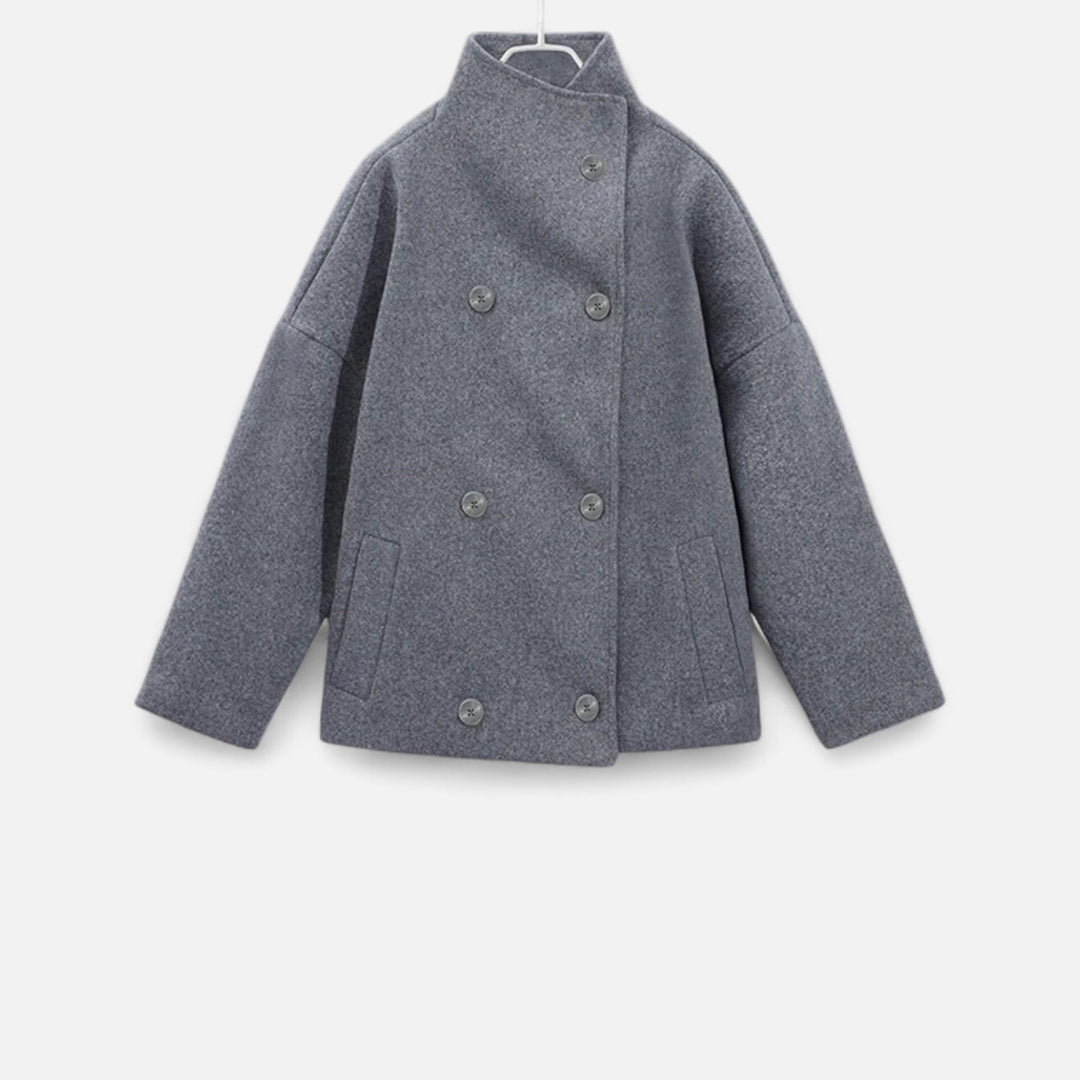 Manteau court femme chic, col haut, style élégant pour l'automne-hiver.