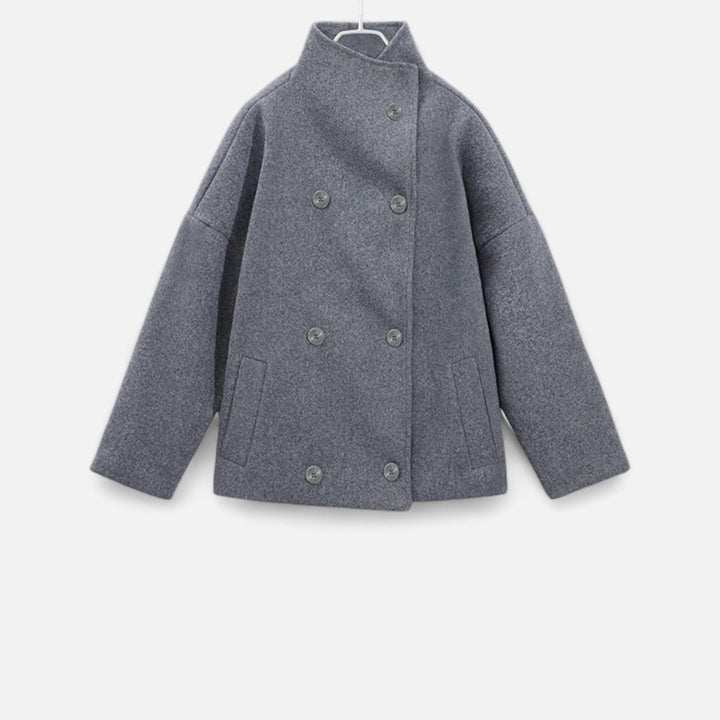 Manteau court femme chic, col haut, style élégant pour l'automne-hiver.