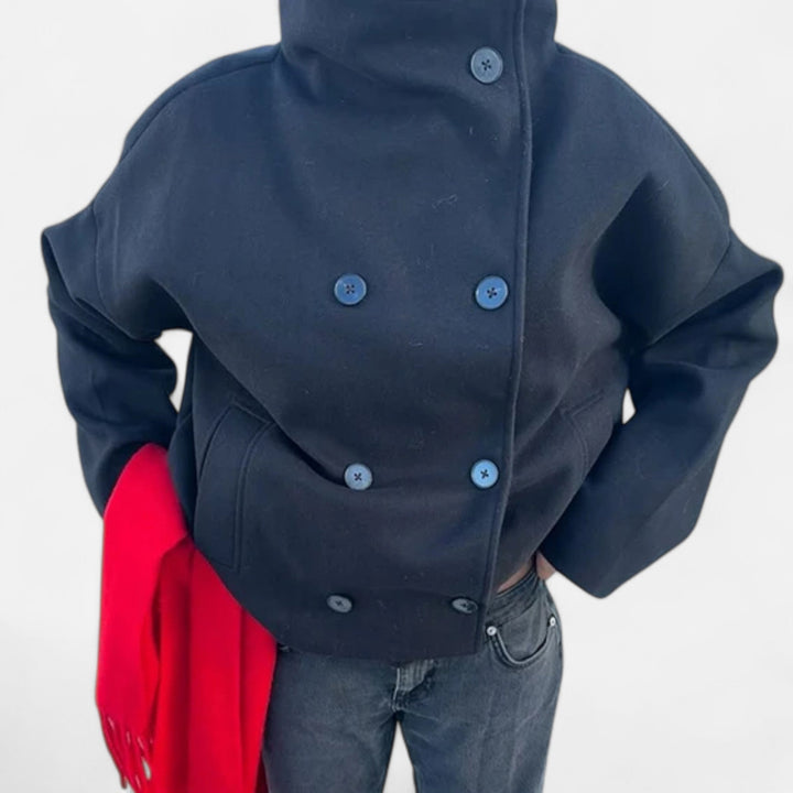 Manteau femme moderne, col haut, idéal pour un look chic et sophistiqué.