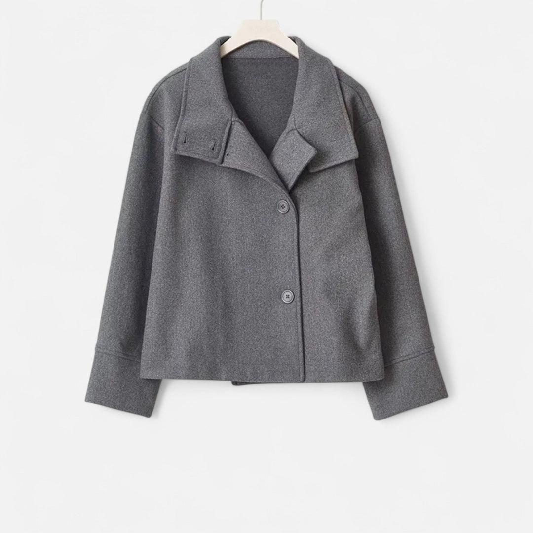 Veste femme moderne à col haut, chic et polyvalente pour toute tenue.