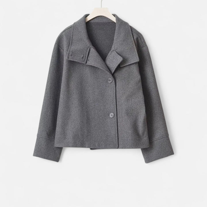 Veste femme moderne à col haut, chic et polyvalente pour toute tenue.