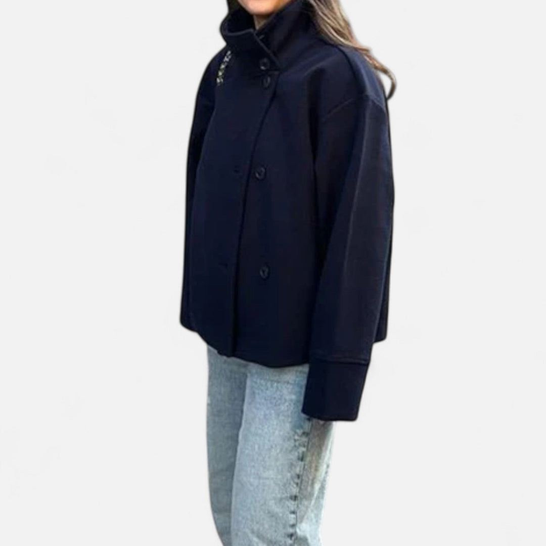Manteau femme chic automne-hiver, col haut, coupe ample, élégance moderne.