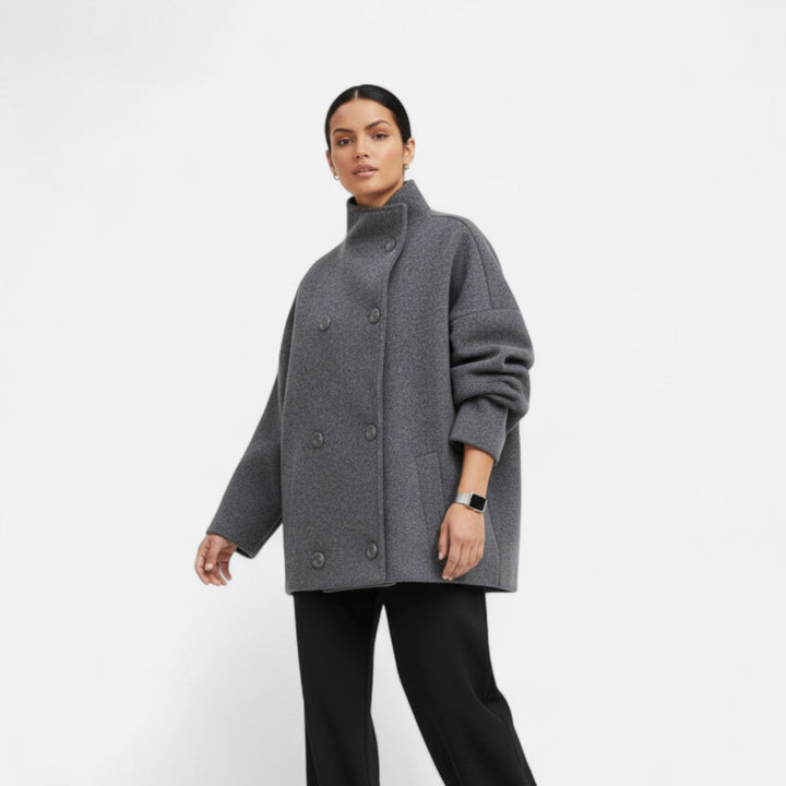 Veste femme moderne coupe ample, double boutonnage, idéale tenue chic.