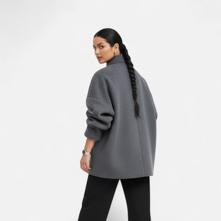 Manteau hiver femme élégant, col haut, parfait pour une tenue décontractée.