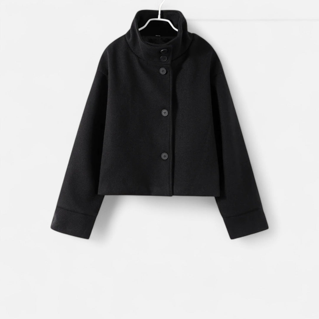 Manteau femme chic à col haut, vêtement mode hiver, polyvalent et moderne.