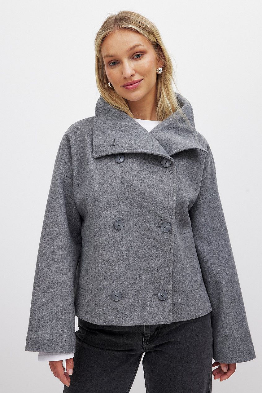 Manteau court femme élégant double boutonnage. Veste classique chic pour automne/hiver. Disponible gris, noir, bleu marine.