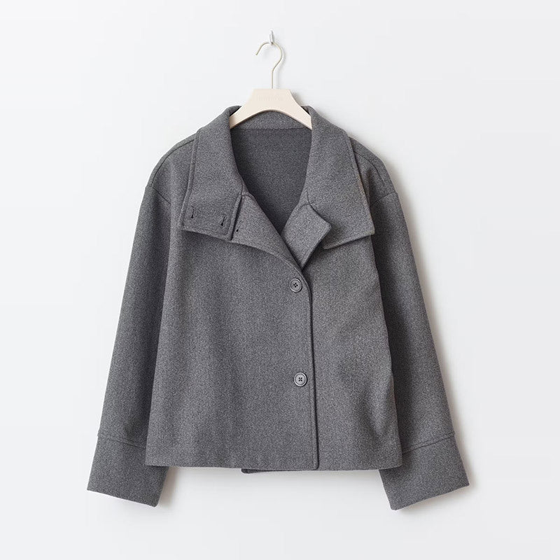 Veste courte femme chic à double boutonnage, idéale bureau ou ville. Style classique intemporel pour automne/hiver.