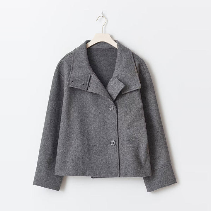 Veste courte femme chic à double boutonnage, idéale bureau ou ville. Style classique intemporel pour automne/hiver.