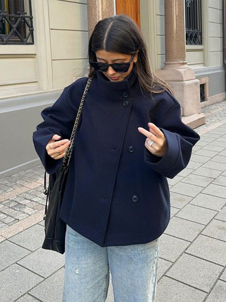 Manteau court femme gris, coupe élégante double boutonnage. Veste chic et moderne pour un look professionnel ou décontracté.
