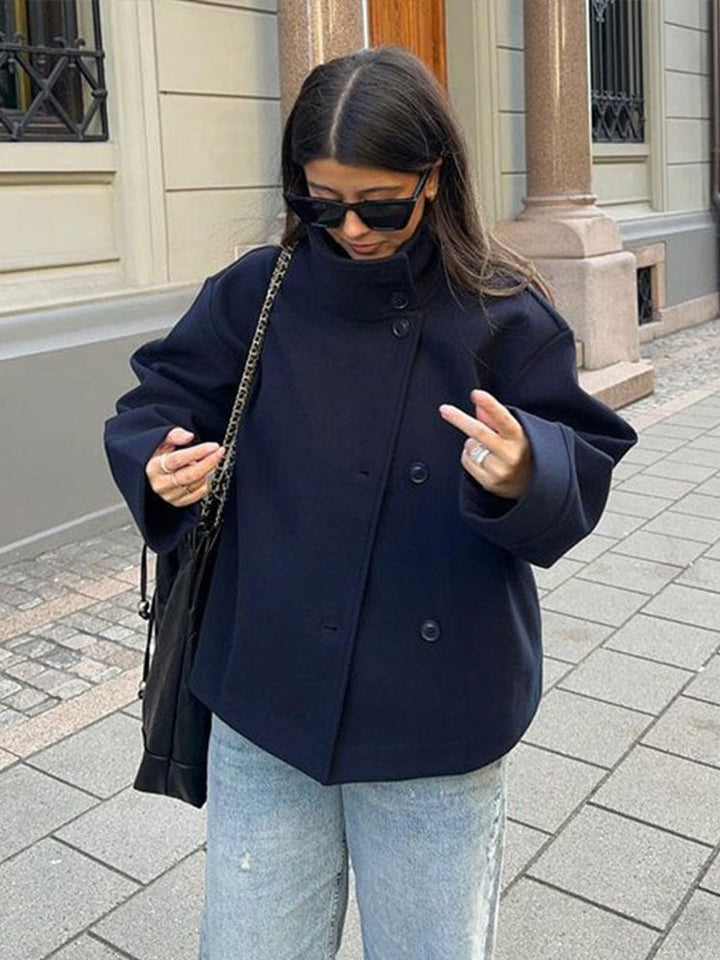 Manteau court femme gris, coupe élégante double boutonnage. Veste chic et moderne pour un look professionnel ou décontracté.