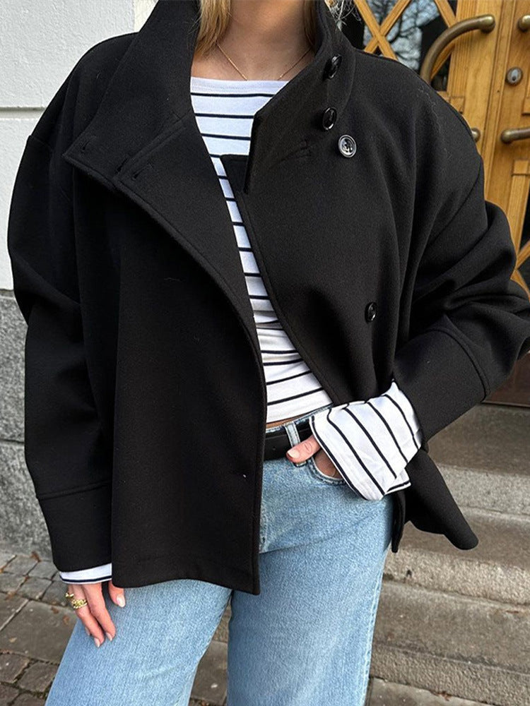 Veste femme classique double boutonnage, coupe courte. Parfaite pour le bureau ou la mode quotidienne, automne/hiver.