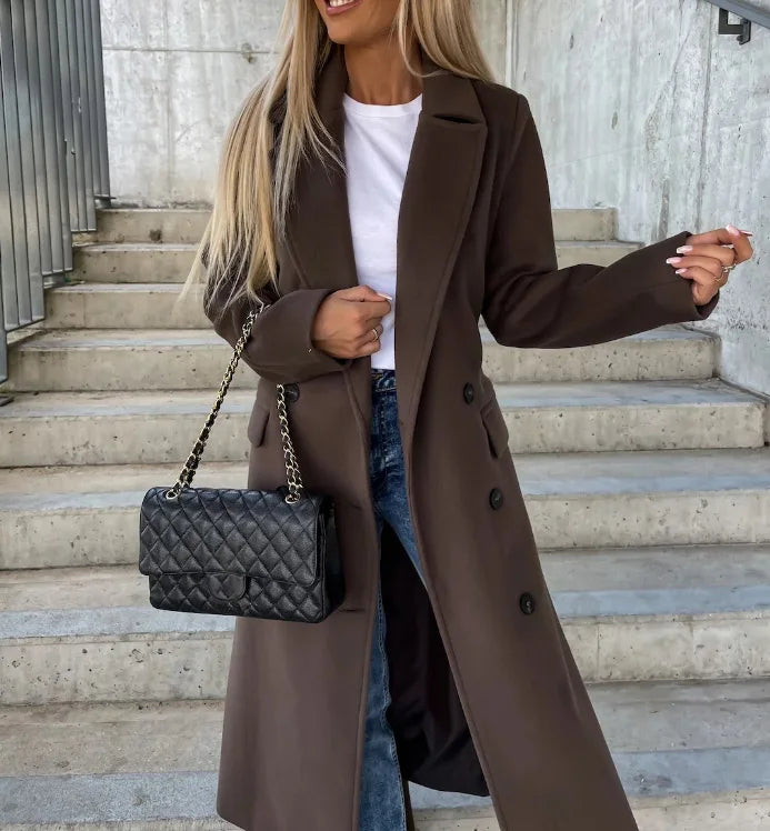 Trench croisé femme chic, coupe ajustée, parfait pour une mode hivernale habillée et tendance.