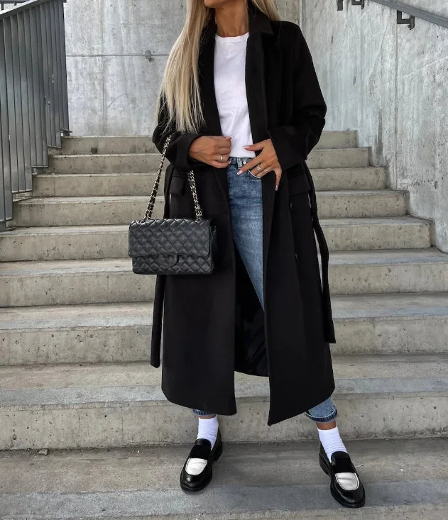 Trench femme élégant et polyvalent, idéal pour un look chic en ville. Manteau tendance pour hiver.