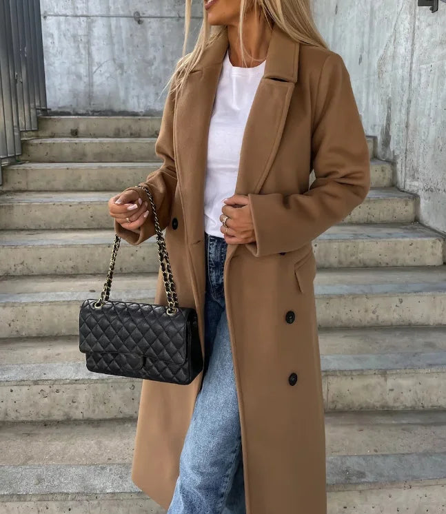 Manteau croisé femme tendance, style trench, pour une silhouette habillée. Idéal pour l'hiver chic.