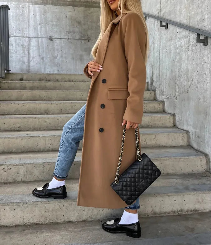Manteau long femme croisé, couleur intemporelle, pour un hiver chaud et une allure sophistiquée.
