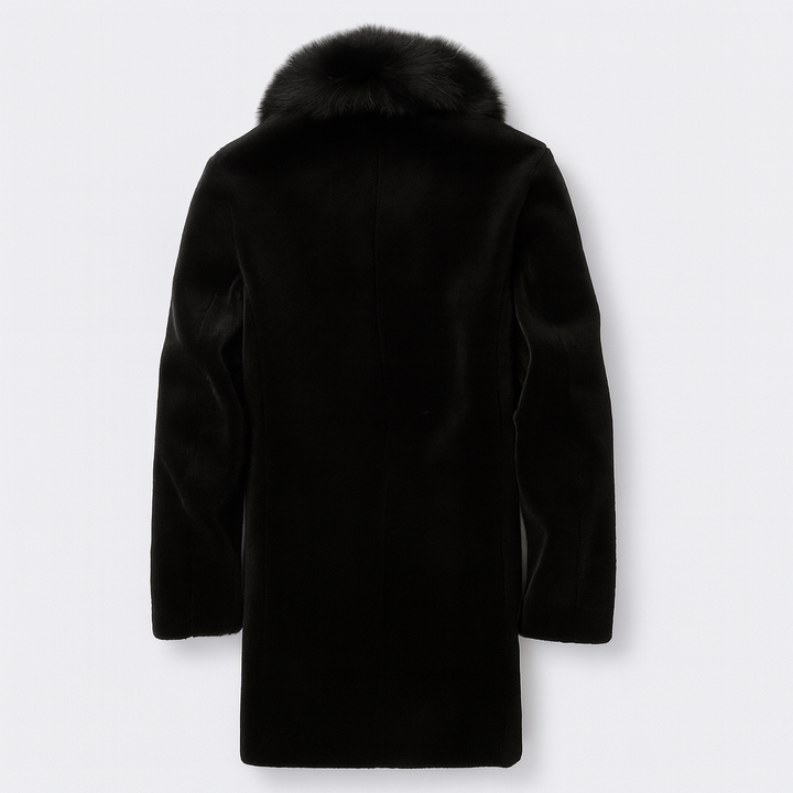 Homme portant un manteau d'hiver noir, veste chaude élégante, style urbain, tenue hivernale confortable.