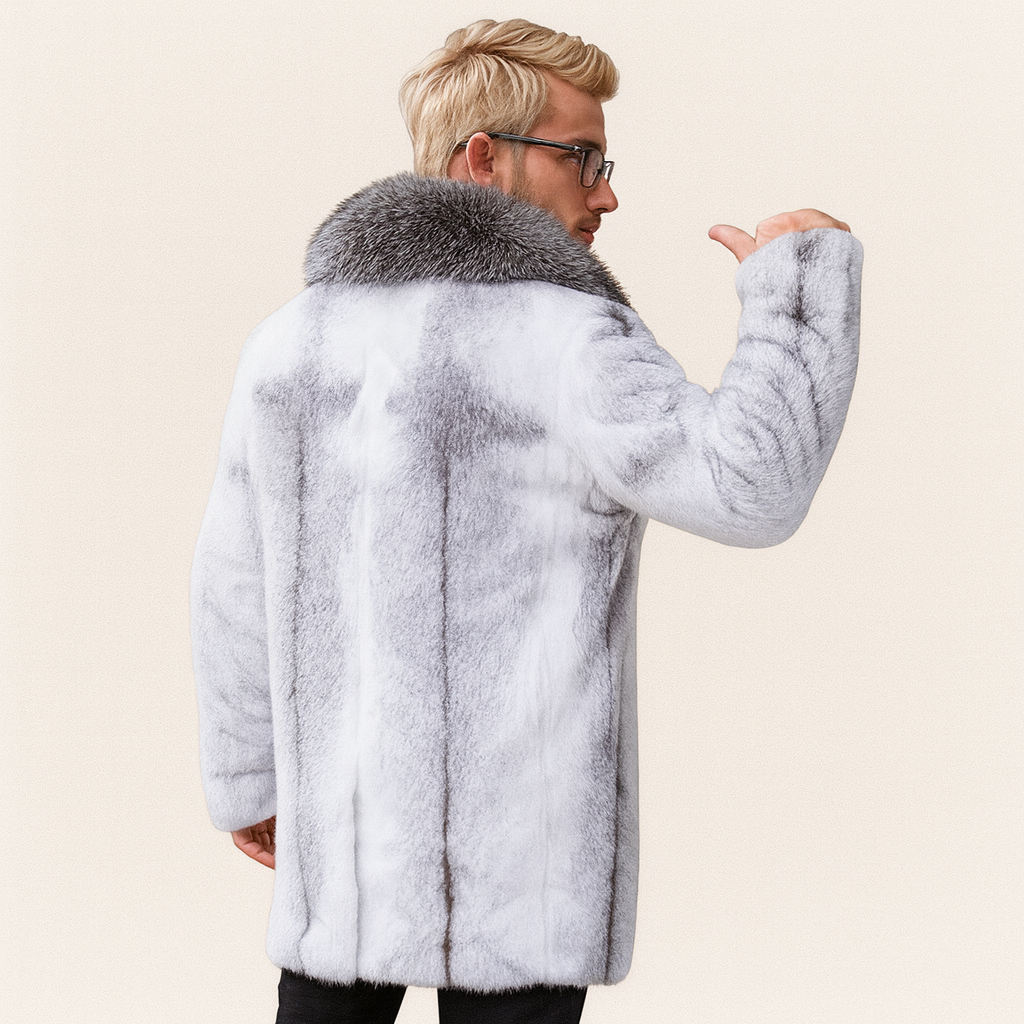 Col montant protecteur et capuche du manteau d'hiver homme, offrant chaleur et protection froid.