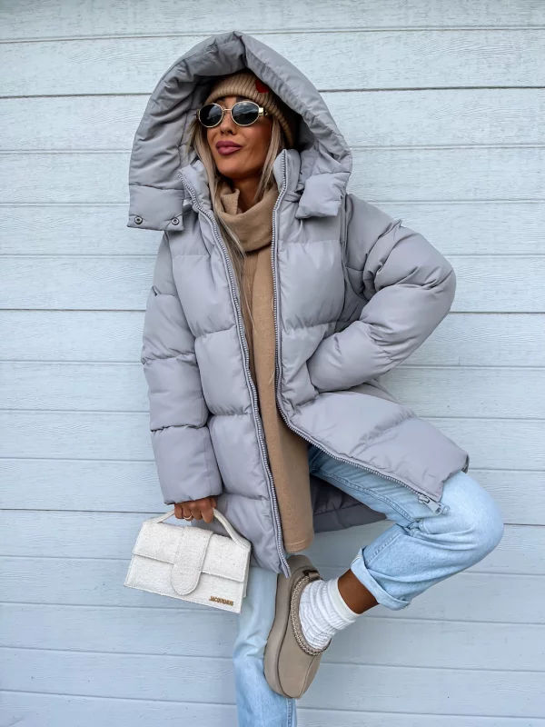 Veste d'hiver femme longue et chaude, avec capuche ajustable et zip robuste. Parfaite pour l'extérieur et le froid.