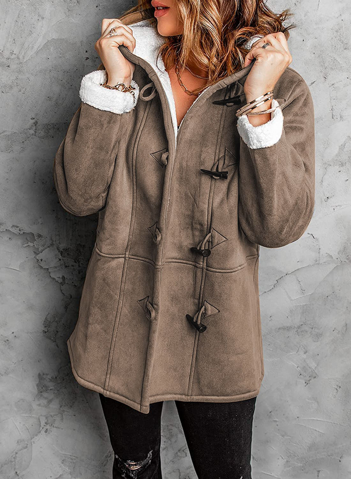 Manteau femme grande taille chaud, coupe confortable avec capuche isolante pour l'hiver rigoureux.
