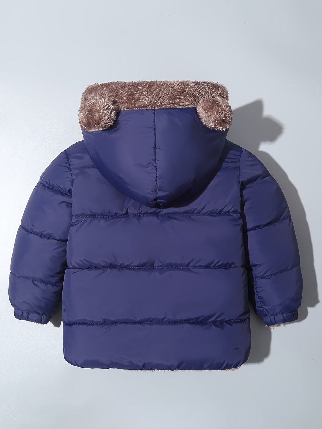 Superbe manteau d'hiver enfant, design ours mignon. Vêtement chaud, confortable et stylé pour toutes les activités hivernales.