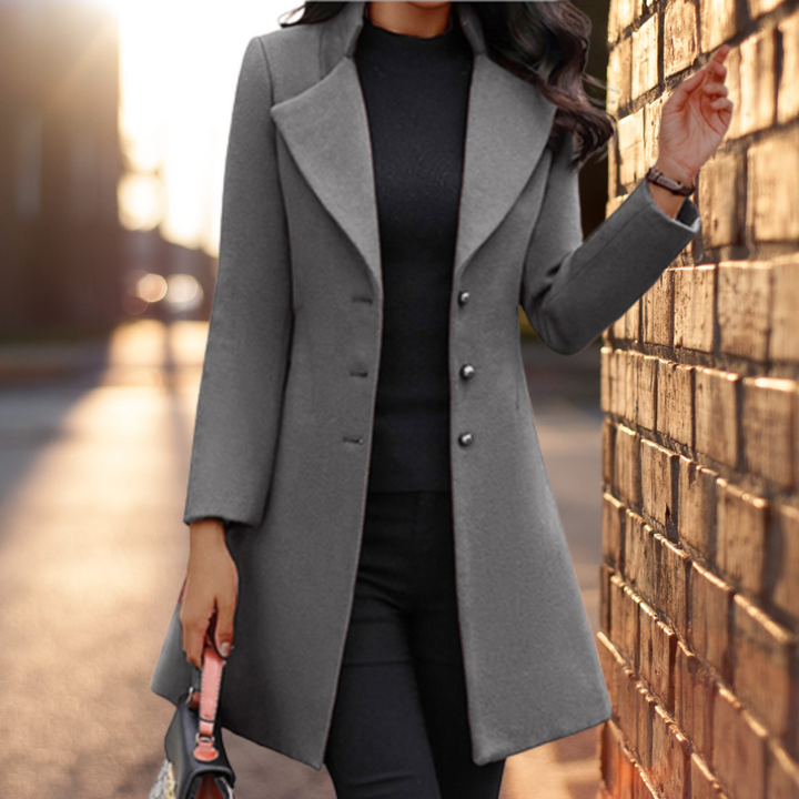 Manteau femme ajusté gris sophistiqué, coupe élégante. Idéal pour l'hiver, allie mode, chaleur et raffinement.