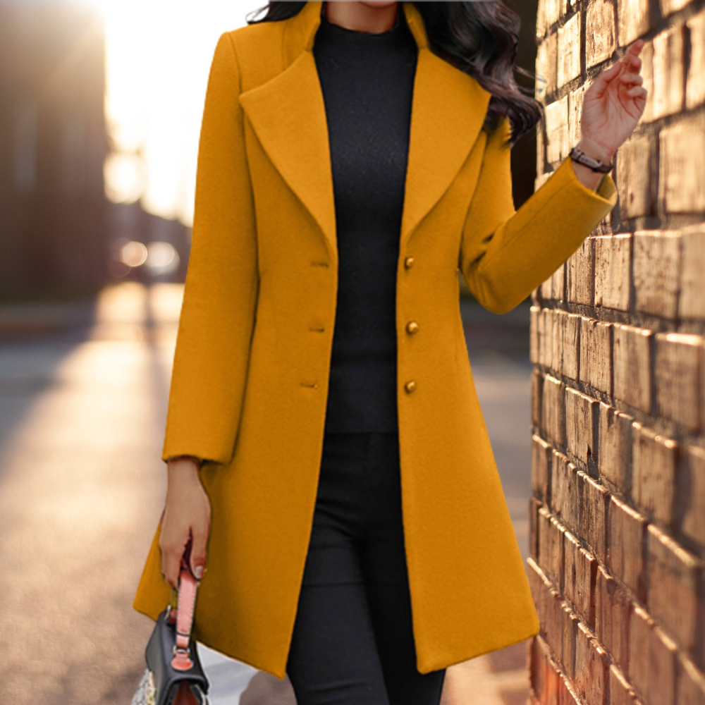 Manteau d'hiver jaune femme, coupe ajustée. Style chic et sophistiqué pour rester au chaud avec élégance.