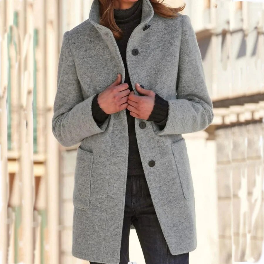 Manteau d'hiver élégant femme, coupe ajustée, pour un style chic et sophistiqué en toute chaleur.