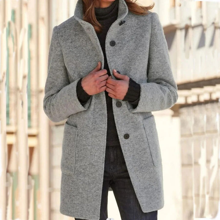 Manteau d'hiver élégant femme, coupe ajustée, pour un style chic et sophistiqué en toute chaleur.