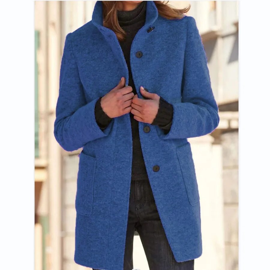Manteau femme chic et sophistiqué pour l'hiver, détails élégants, offrant confort premium et chaleur.