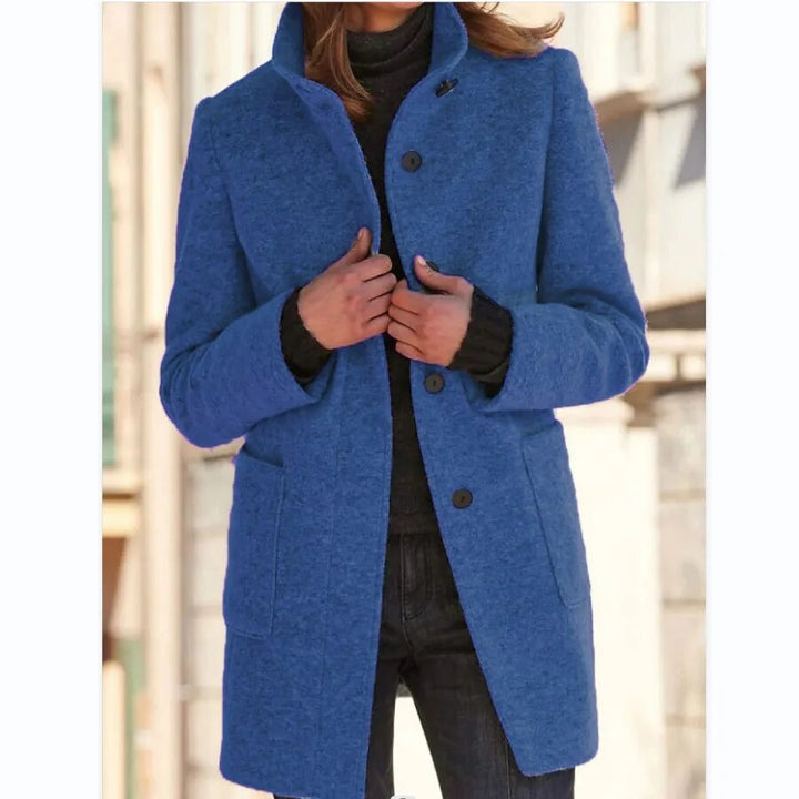 Manteau femme chic et sophistiqué pour l'hiver, détails élégants, offrant confort premium et chaleur.