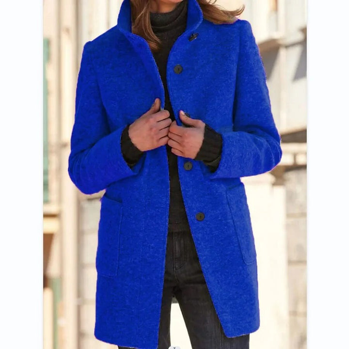 Femme élégante portant un manteau d'hiver ajusté, style moderne et chic, parfait pour une tenue hivernale.