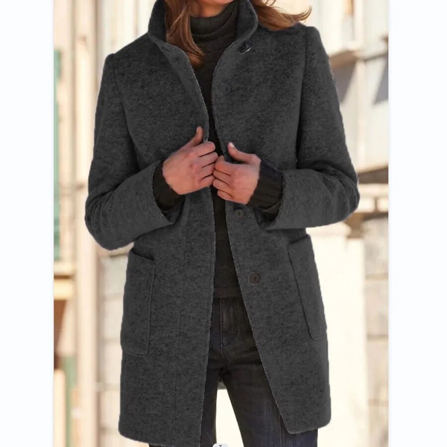 Manteau d'hiver femme, coupe ajustée et sophistiquée, avec un col élégant pour une allure chic et confortable.