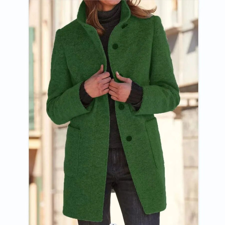 Vue de côté du manteau femme, montrant la coupe ajustée et le tissu élégant, idéal pour l'hiver et le style.
