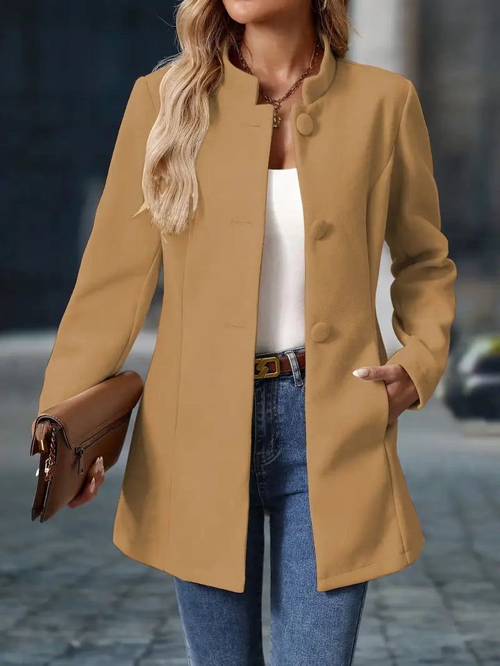 Vue arrière du manteau d'hiver élégant pour femme, coupe mi-longue impeccable.
