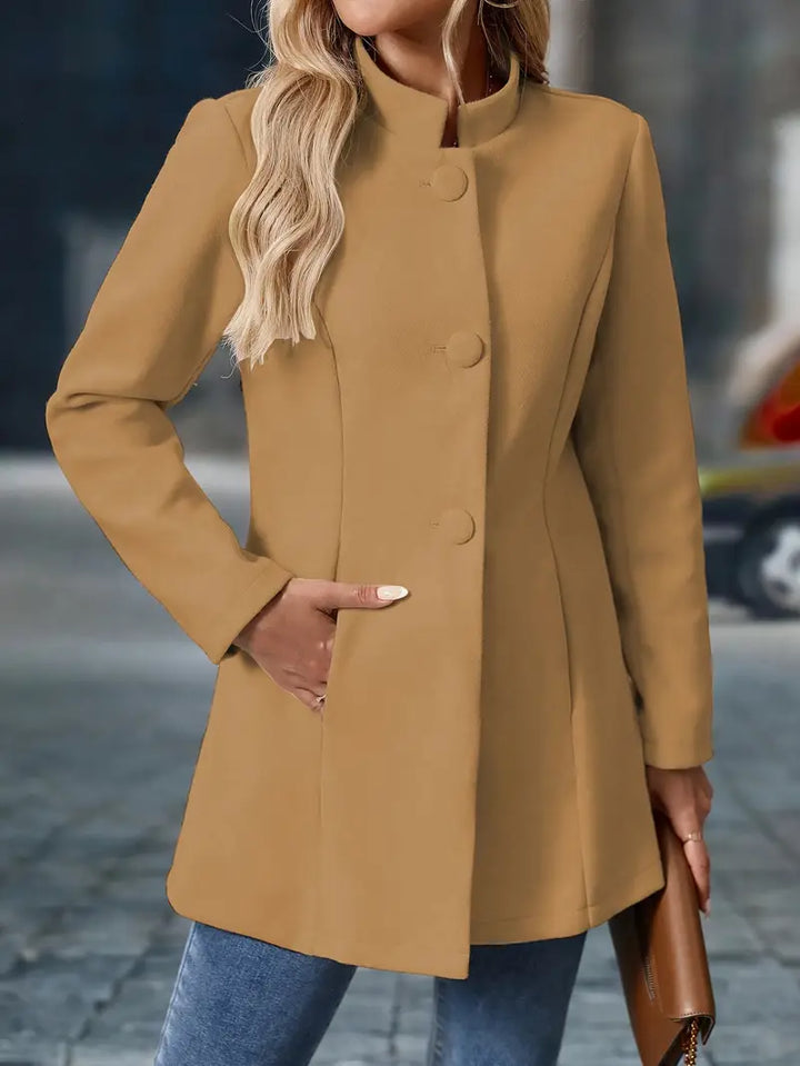 Manteau chic pour femme, style hivernal, col montant, parfait pour la mode et la chaleur.