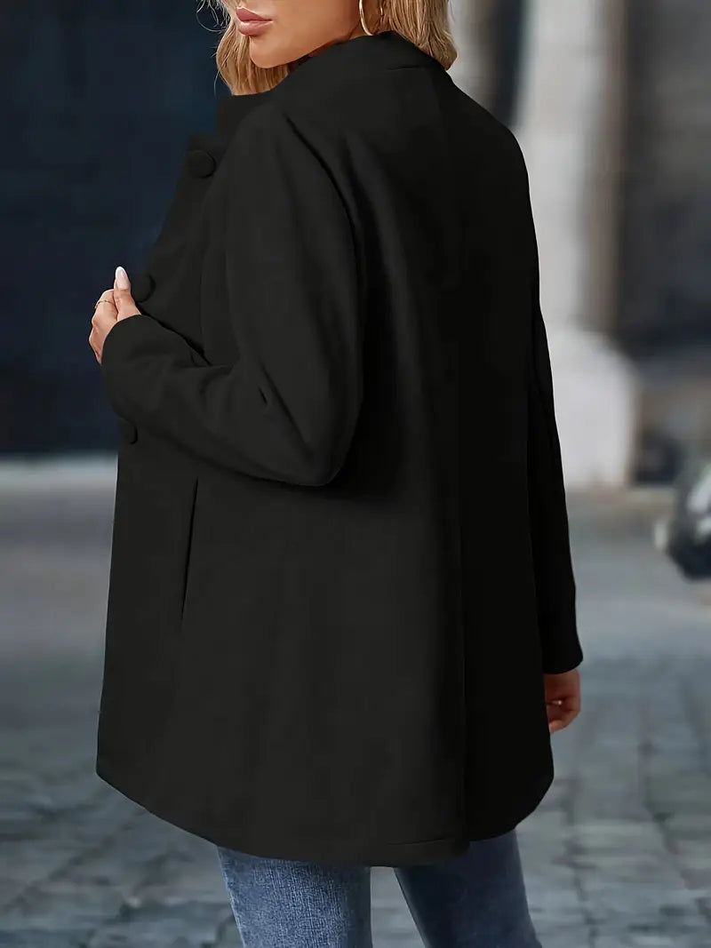 Texture douce du manteau d'hiver femme, col montant protecteur, style chic et moderne.