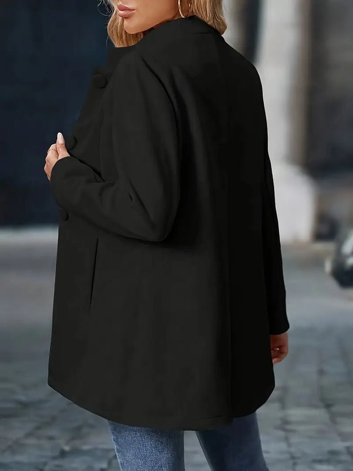 Texture douce du manteau d'hiver femme, col montant protecteur, style chic et moderne.