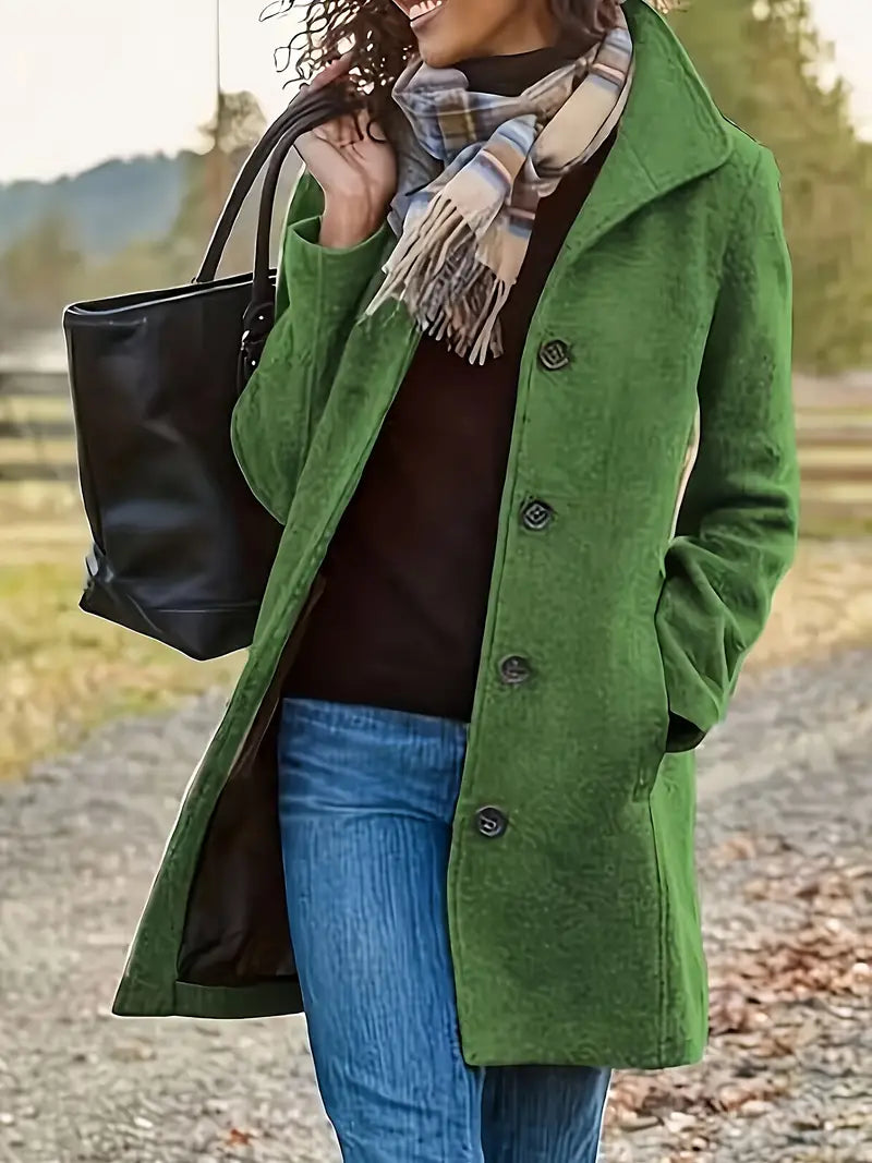 Manteau d'hiver élégant pour femme, coupe féminine. Idéal pour rester au chaud avec style.