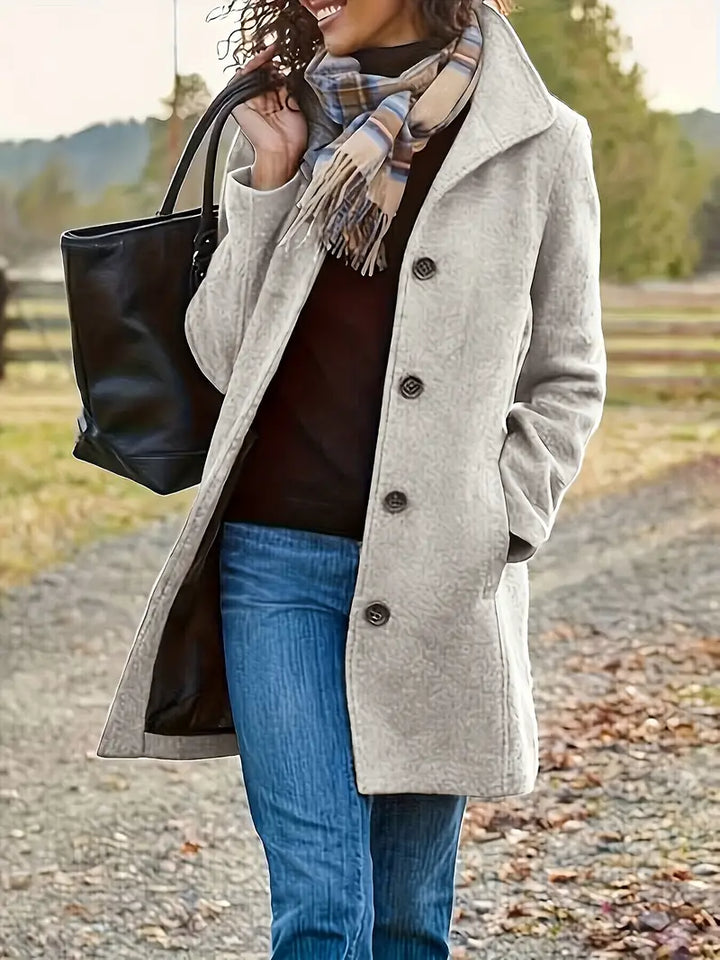 Veste d'extérieur femme, style intemporel. Manteau chaud et confortable pour la mode hivernale.