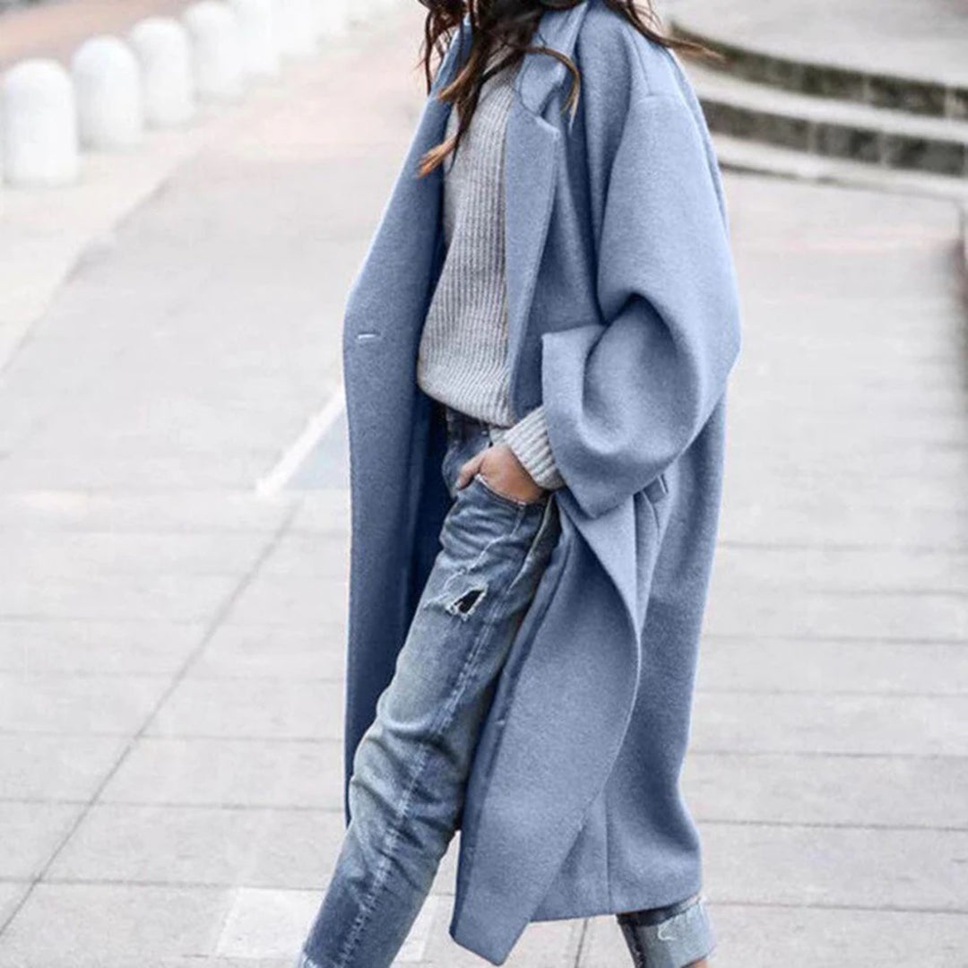 "Manteau d'hiver bleu élégant à col imposant pour femme, coupe longue et chaude, idéal pour l'hiver."