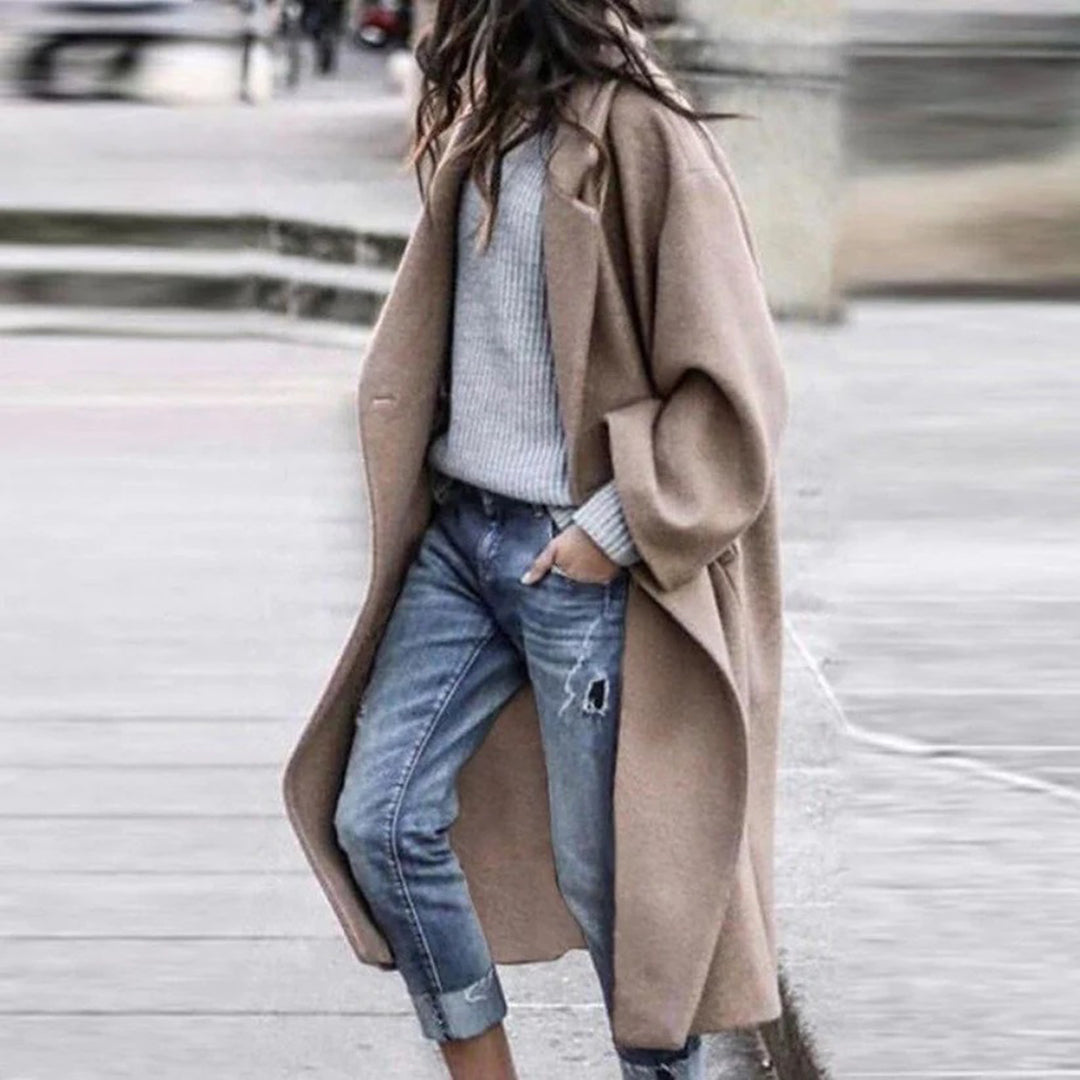 "Manteau d'hiver bleu élégant à col imposant pour femme, coupe longue et chaude, idéal pour l'hiver."