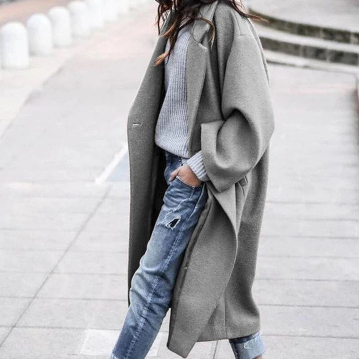 "Manteau d'hiver bleu élégant à col imposant pour femme, coupe longue et chaude, idéal pour l'hiver."