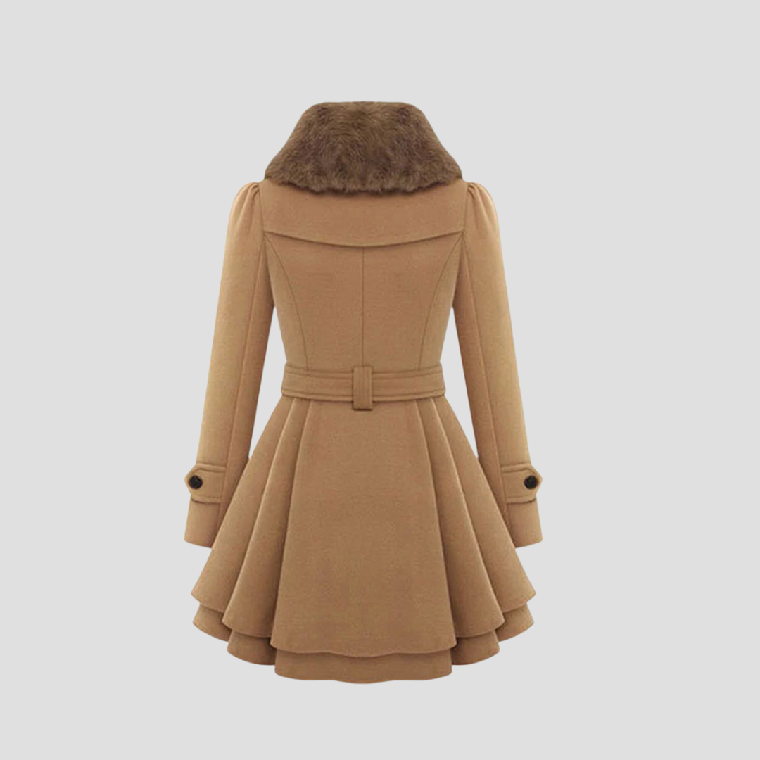 "Manteau d'hiver cintré femme, vue de face, avec col fausse fourrure et détail double boutonnage élégant."