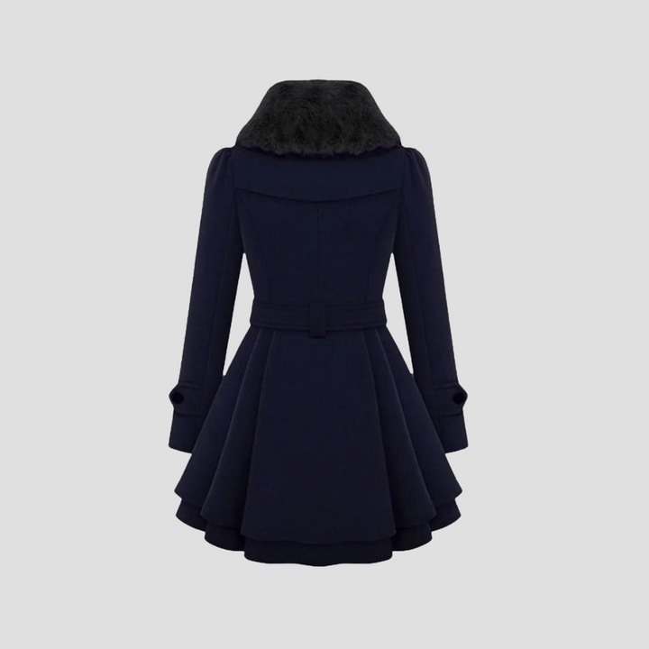 "Manteau d'hiver cintré femme, vue de face, avec col fausse fourrure et détail double boutonnage élégant."