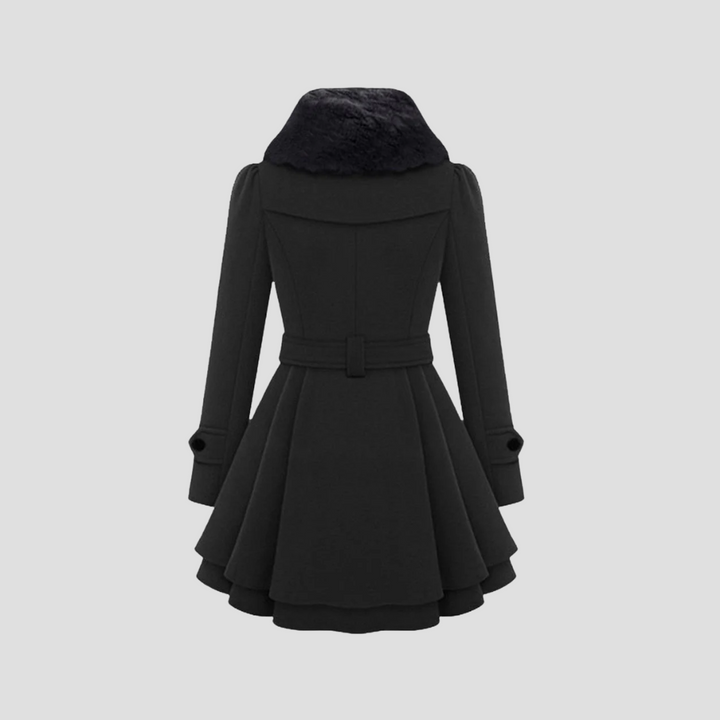 "Manteau d'hiver cintré femme, vue de face, avec col fausse fourrure et détail double boutonnage élégant."