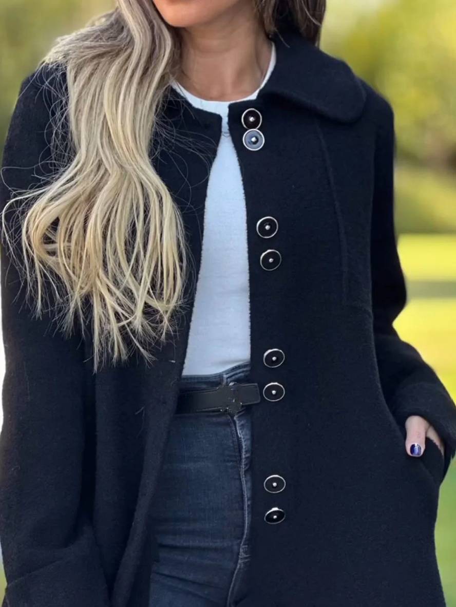 Manteau d'hiver élégant pour femmes, col classique, couleur bleu marine, boutons élégants, chic et chaud pour l'hiver.