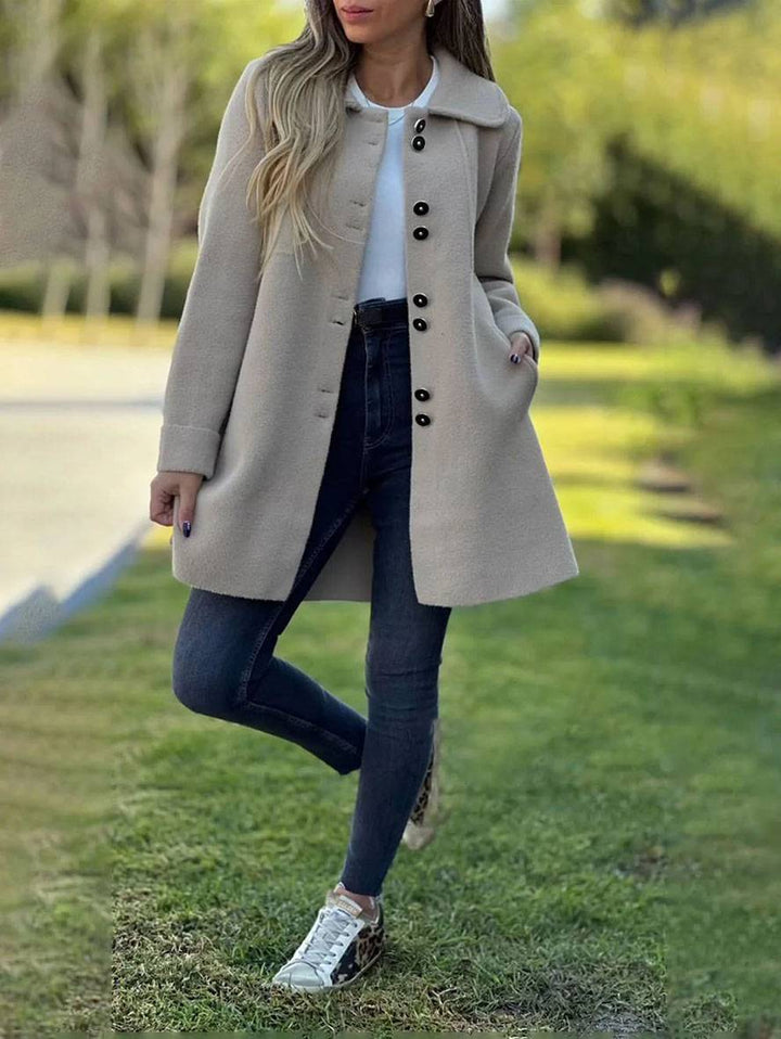 Manteau d'hiver élégant pour femmes, col classique, couleur bleu marine, boutons élégants, chic et chaud pour l'hiver.