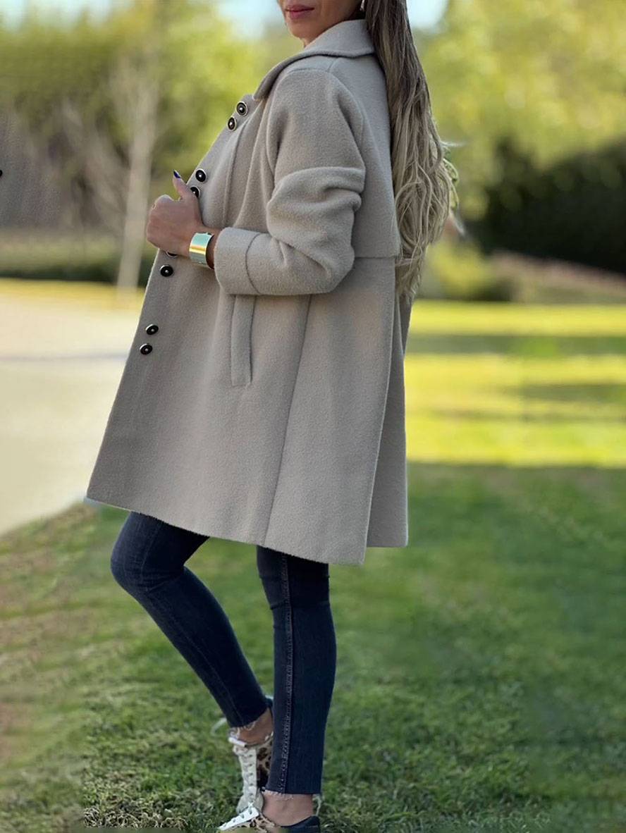 Manteau d'hiver élégant pour femmes, col classique, couleur bleu marine, boutons élégants, chic et chaud pour l'hiver.