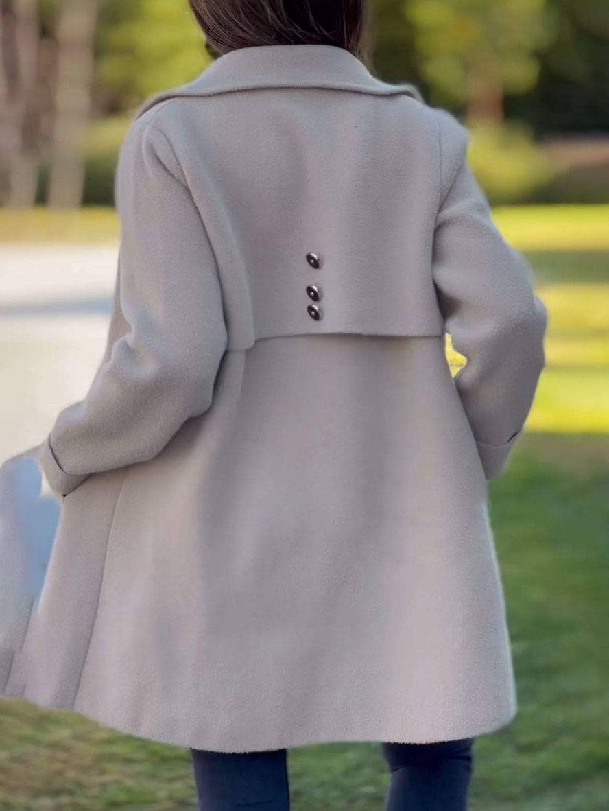 Manteau d'hiver élégant pour femmes, col classique, couleur bleu marine, boutons élégants, chic et chaud pour l'hiver.